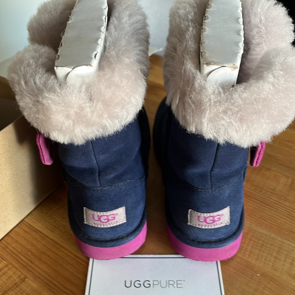 UGG AUSTRALIA KOURTNEY Bow Boots Youth Size 5 Navy Boots with Pink Sole - Picture 3 of 9